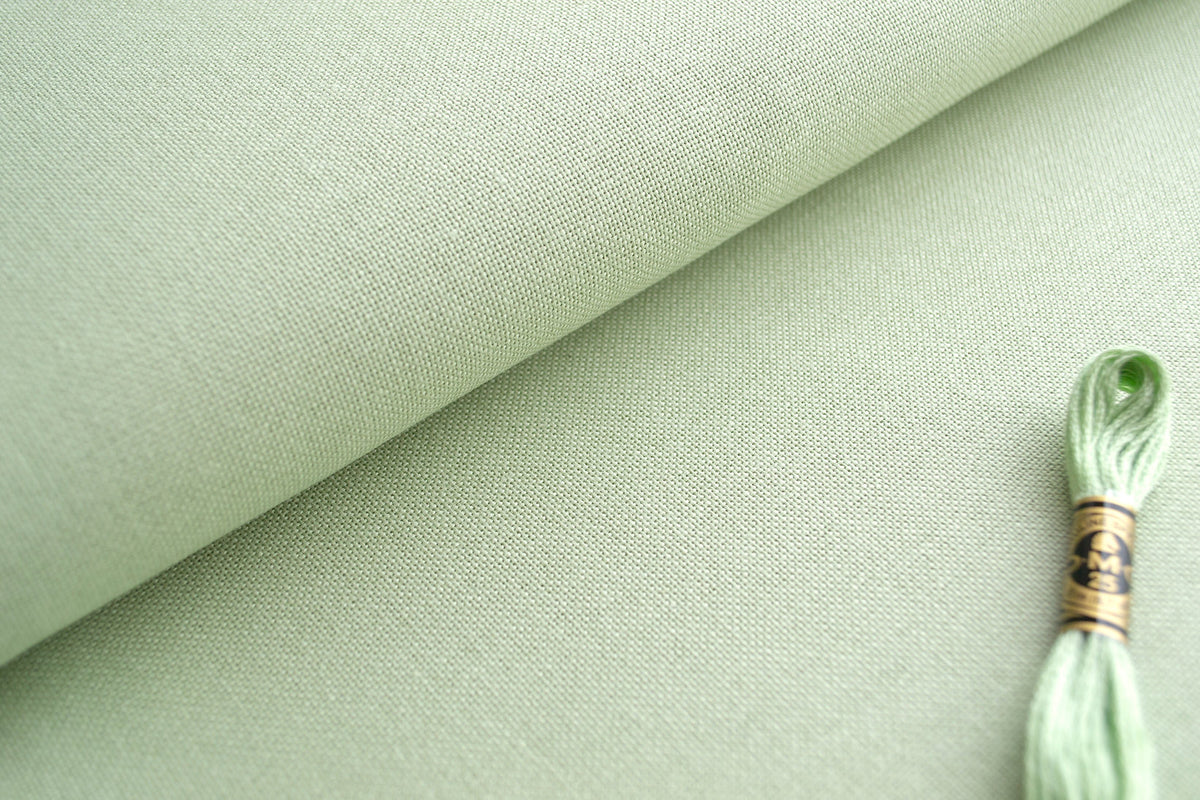 Detalle de bordado sobre tela Murano Lugana 32 ct Green
