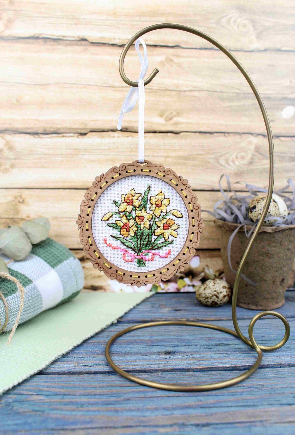 Miniature – Bouquet de jonquilles – Broderie sur socle en bois MP Studia SO-139