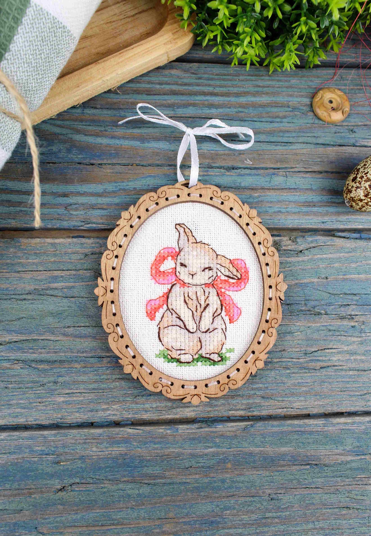 Miniature – Lapin avec nœud – Broderie sur socle en bois MP Studia SO-128