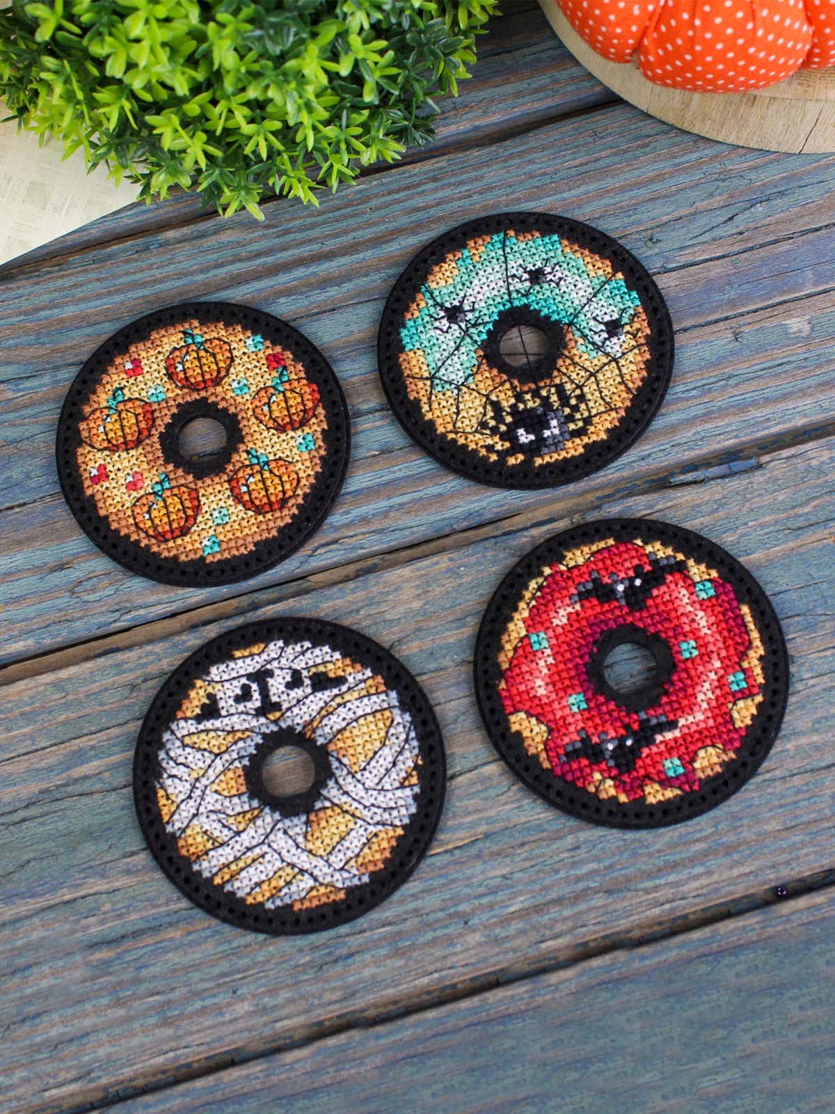 Vista adicional de Kit de punto de cruz MP Studia ST-1075 – Donuts de Halloween. Alfileres e imanes 6x6 cm