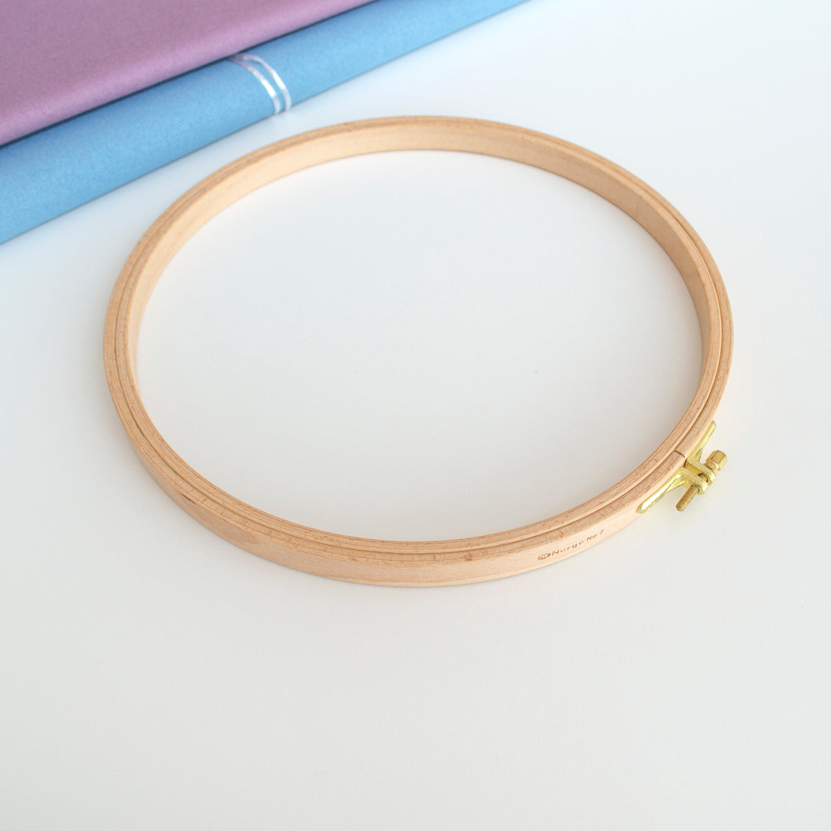 Bastidor circular de madera Nurge 16 mm tamaño mediano para bordado