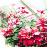 Kit de punto de cruz Magic Needle 70-34 Morning in Rosy Tones, flores rosas junto a la ventana