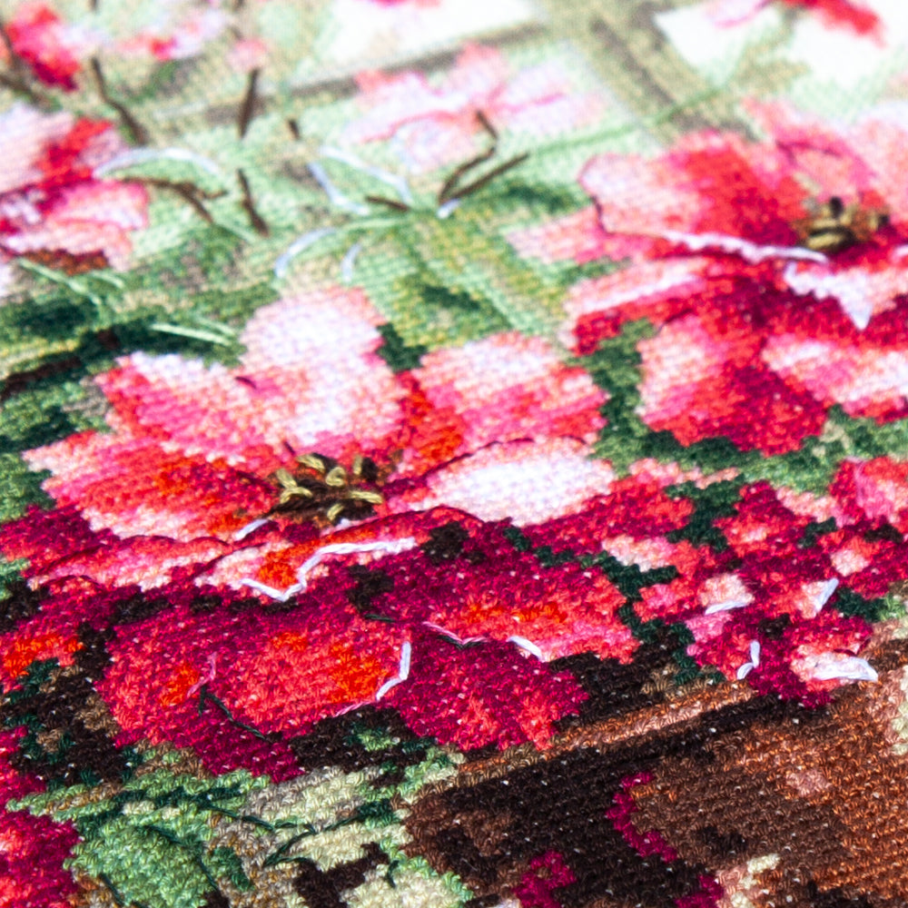 Kit de punto de cruz Magic Needle 70-34 Morning in Rosy Tones, flores rosas junto a la ventana
