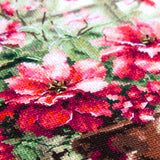 Kit de punto de cruz Magic Needle 70-34 Morning in Rosy Tones, flores rosas junto a la ventana