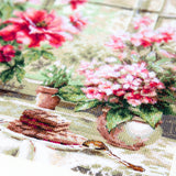Kit de punto de cruz Magic Needle 70-34 Morning in Rosy Tones, flores rosas junto a la ventana