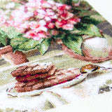 Kit de punto de cruz Magic Needle 70-34 Morning in Rosy Tones, flores rosas junto a la ventana