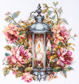 Kit de punto de cruz Magic Needle 70-45 Petals and Light con farol antiguo, vela encendida y flores rosas sobre tela Zweigart Aida 16 ct.