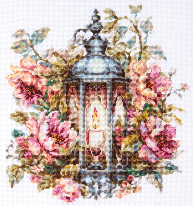 Kit de punto de cruz Magic Needle 70-45 Petals and Light con farol antiguo, vela encendida y flores rosas sobre tela Zweigart Aida 16 ct.