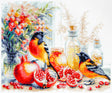 Kit de punto de cruz Magic Needle 70-49 Pomegranate Breakfast con granadas abiertas, pájaros de colores, flores y detalles decorativos sobre Aida blanco antiguo.