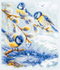 Kit de punto de cruz Magic Needle 70-55 The Promise of Spring con tres pájaros azules y amarillos sobre ramas, gotas de agua y fondo azul hielo.