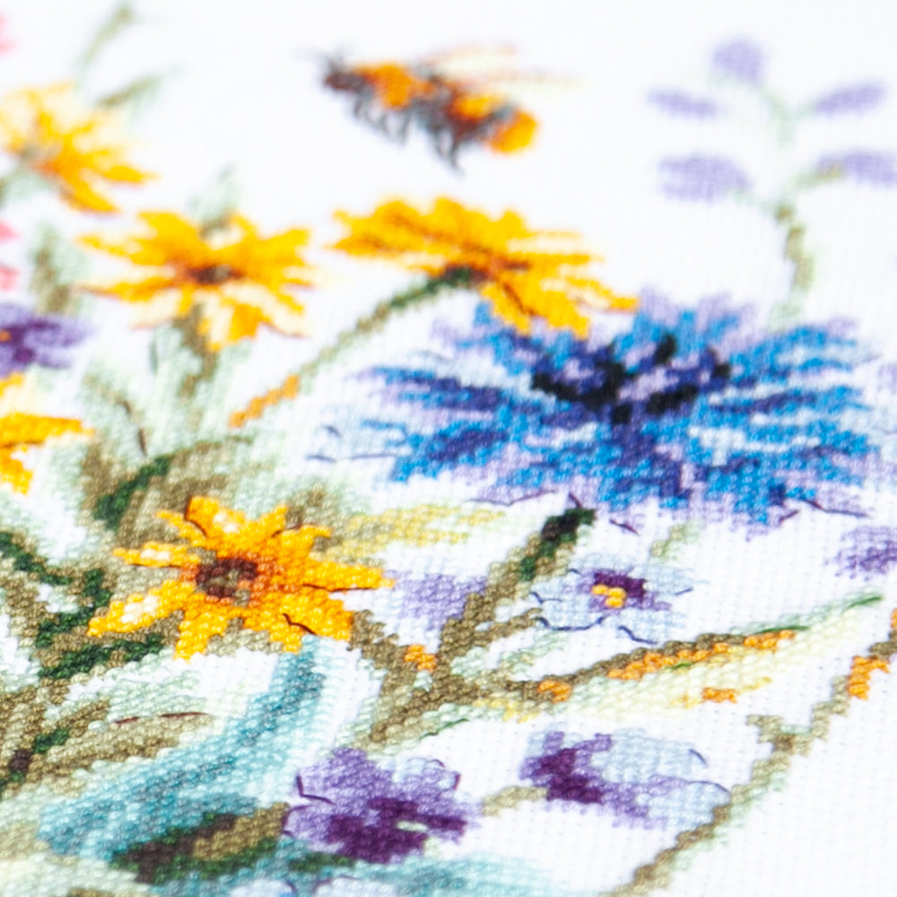 Kit de punto de cruz Magic Needle 70-59 Summer Palette con flores silvestres y abeja