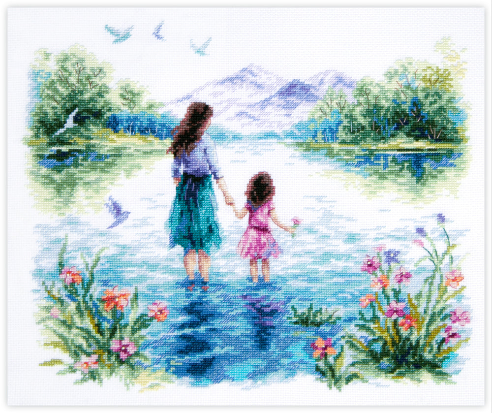 Kit de punto de cruz Magic Needle 70-60 Con Mamá con madre e hija caminando junto a un lago entre flores y montañas, tamaño 24 x 26 cm.