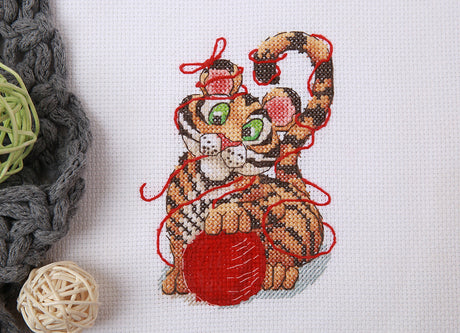 Little tiger and ball of wool - Klart - Cross stitch kit 8-437