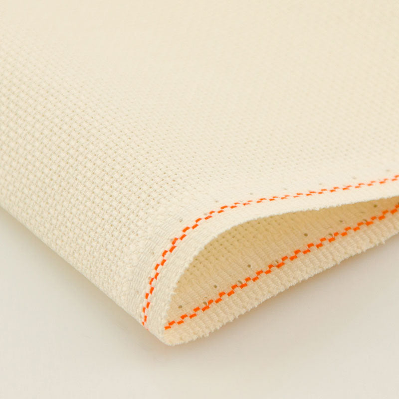 Tela Aida 16 ct color Crema de ZWEIGART 3426 264 ancho 150 cm doblada