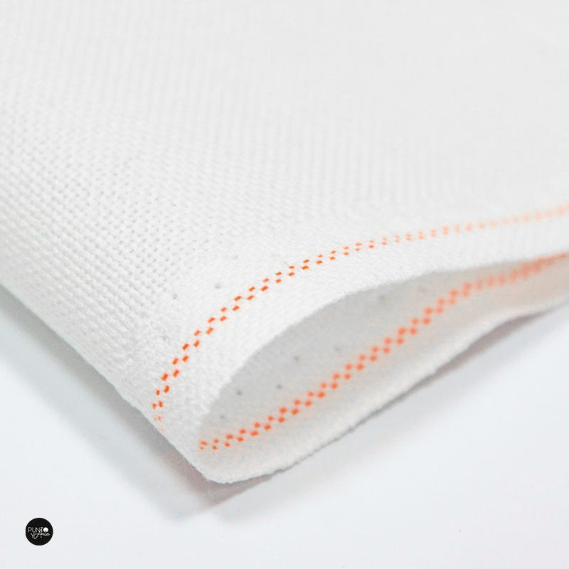Detalle del borde de la tela Lugana 28 ct Zweigart Blanca