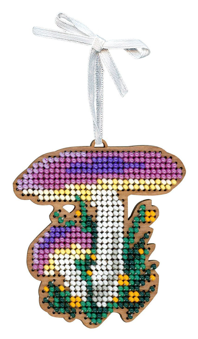 Decoración navideña bordada con abalorios sobre base de madera con diseño de hongo russula en tonos violetas y blancos