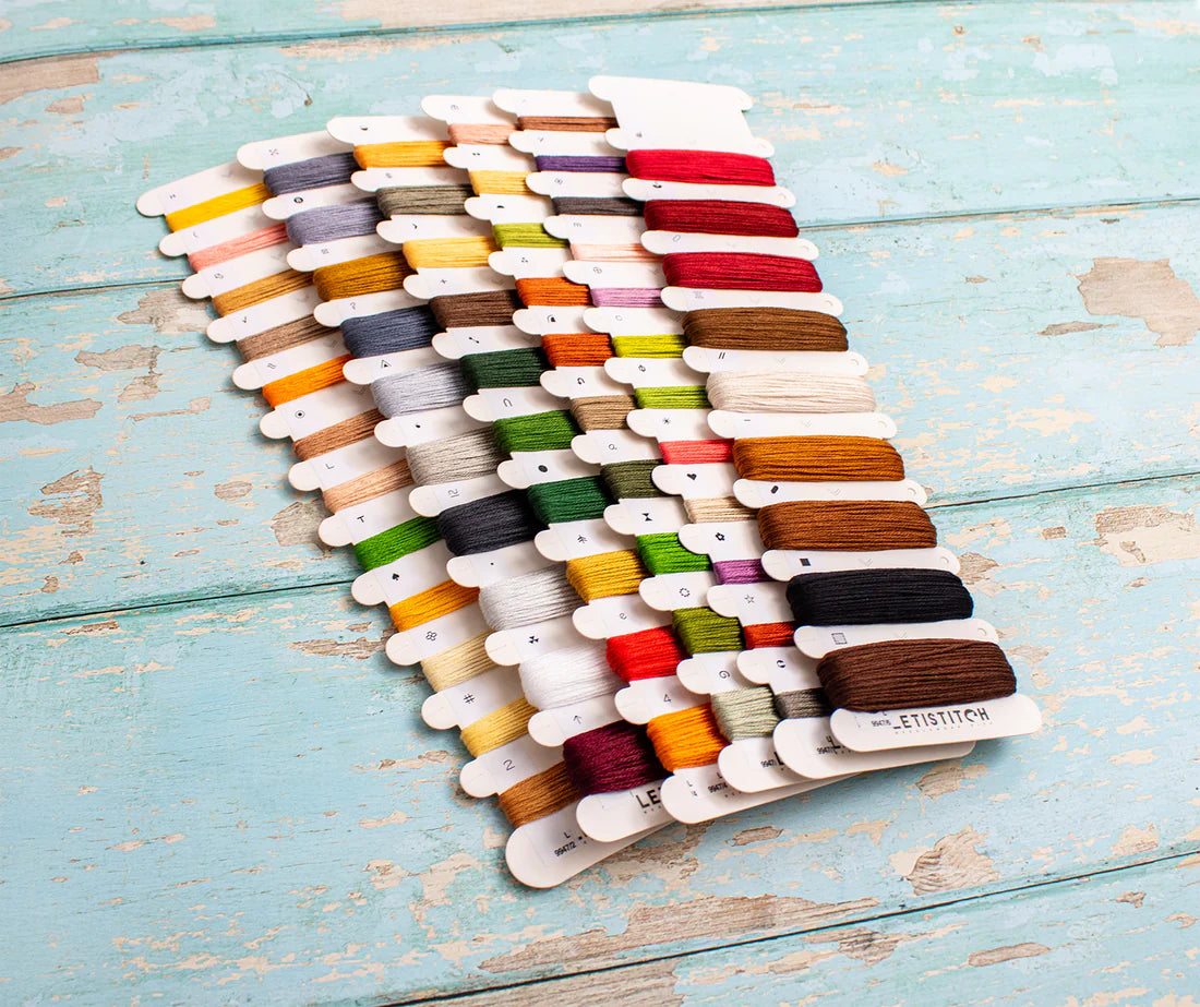 Kit di Punto Croce Letistitch L9947 "Zampine e Regali (Paws & Presents)" – Natale 32x46 cm