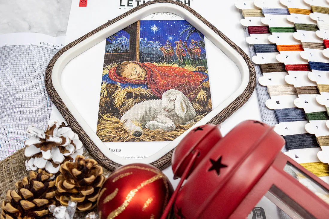 L9952 Baby Jesus - LetiStitch | Kit de punto de cruz del nacimiento de Jesús
