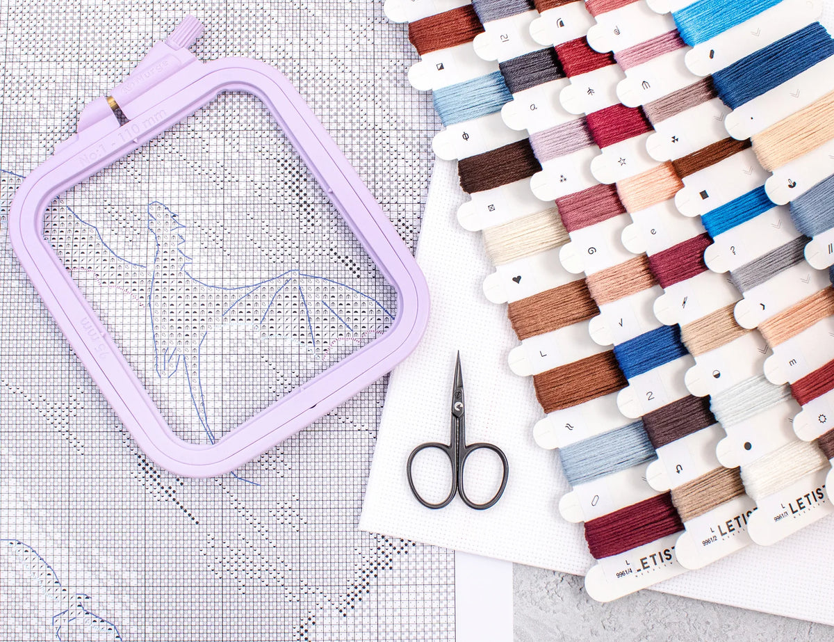 Detalle del esquema del kit de punto de cruz LetiStitch Hearts Over Kings L9961