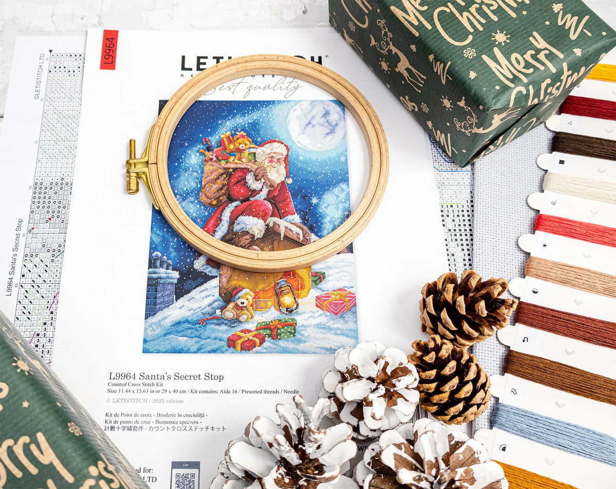 Detalle del diseño del kit de punto de cruz LetiStitch Santa’s Secret Stop L9964