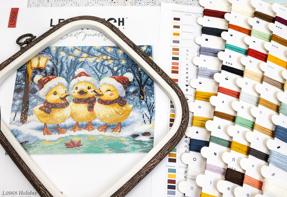 Kit de Punto de Cruz LetiStitch L9968 – Holiday Ducklings (Patitos Navideños)