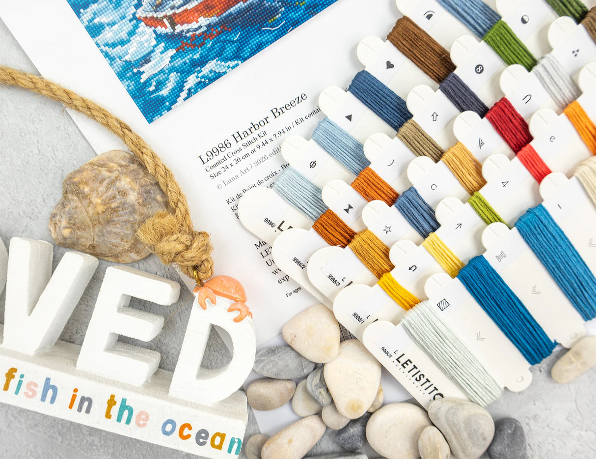Kit de punto de cruz LetiStitch L9986 Harbor Breeze con puerto mediterráneo