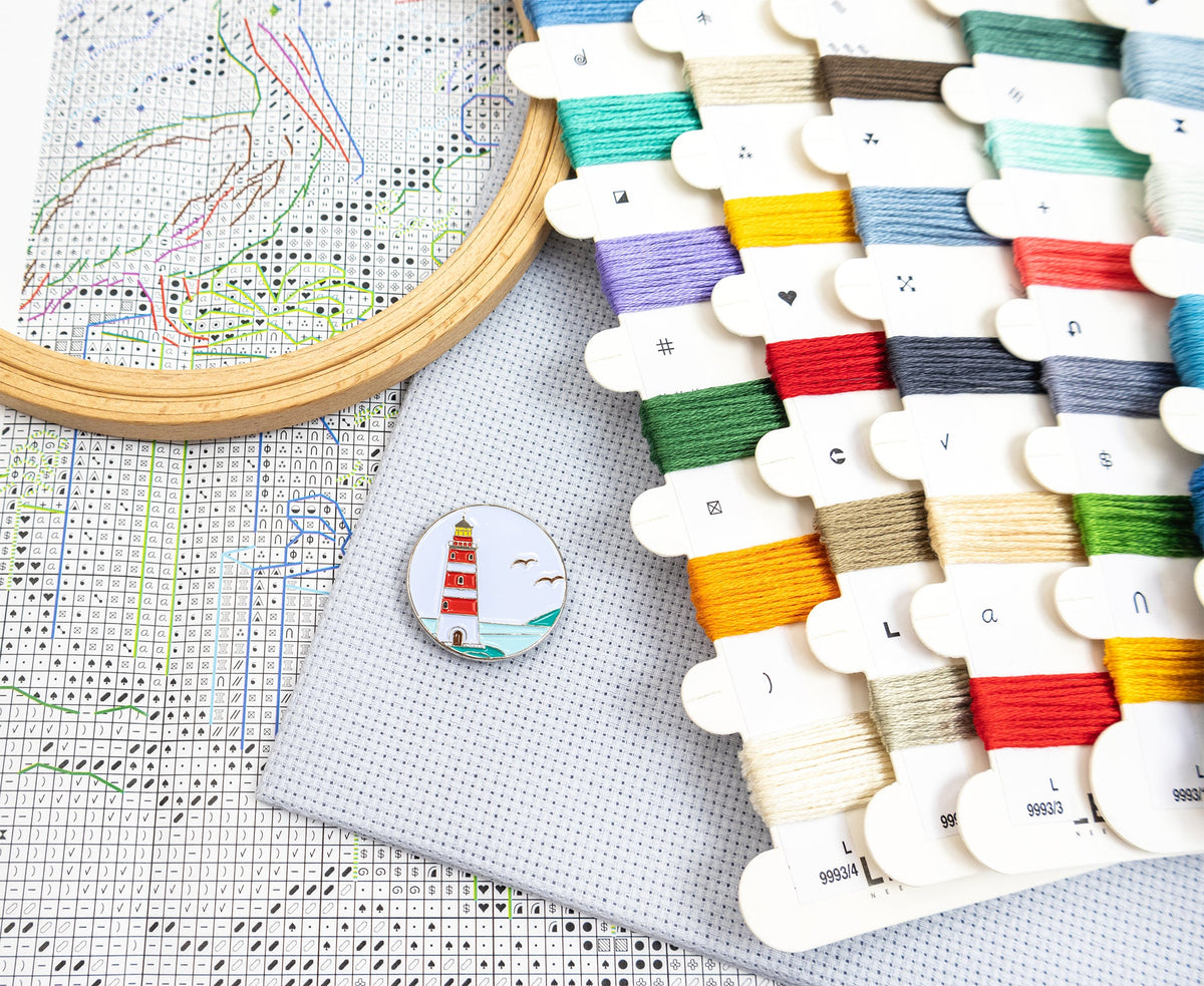 Tela, bastidor e hilos del kit de punto de cruz Letistitch L9993 Lighthouse Noel