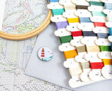 Tela, bastidor e hilos del kit de punto de cruz Letistitch L9993 Lighthouse Noel