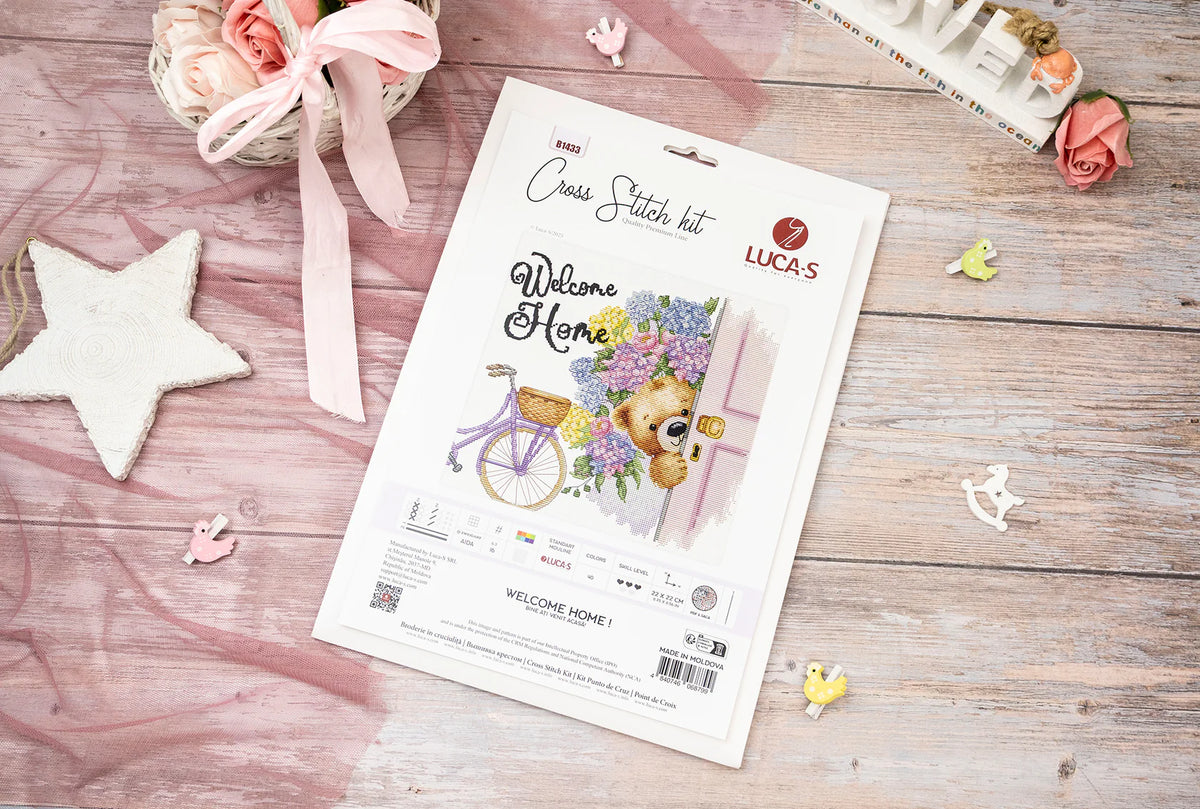 Luca-S B1433 – Welcome Home! | Cross stitch kit with teddy bear, flowers and bicycle