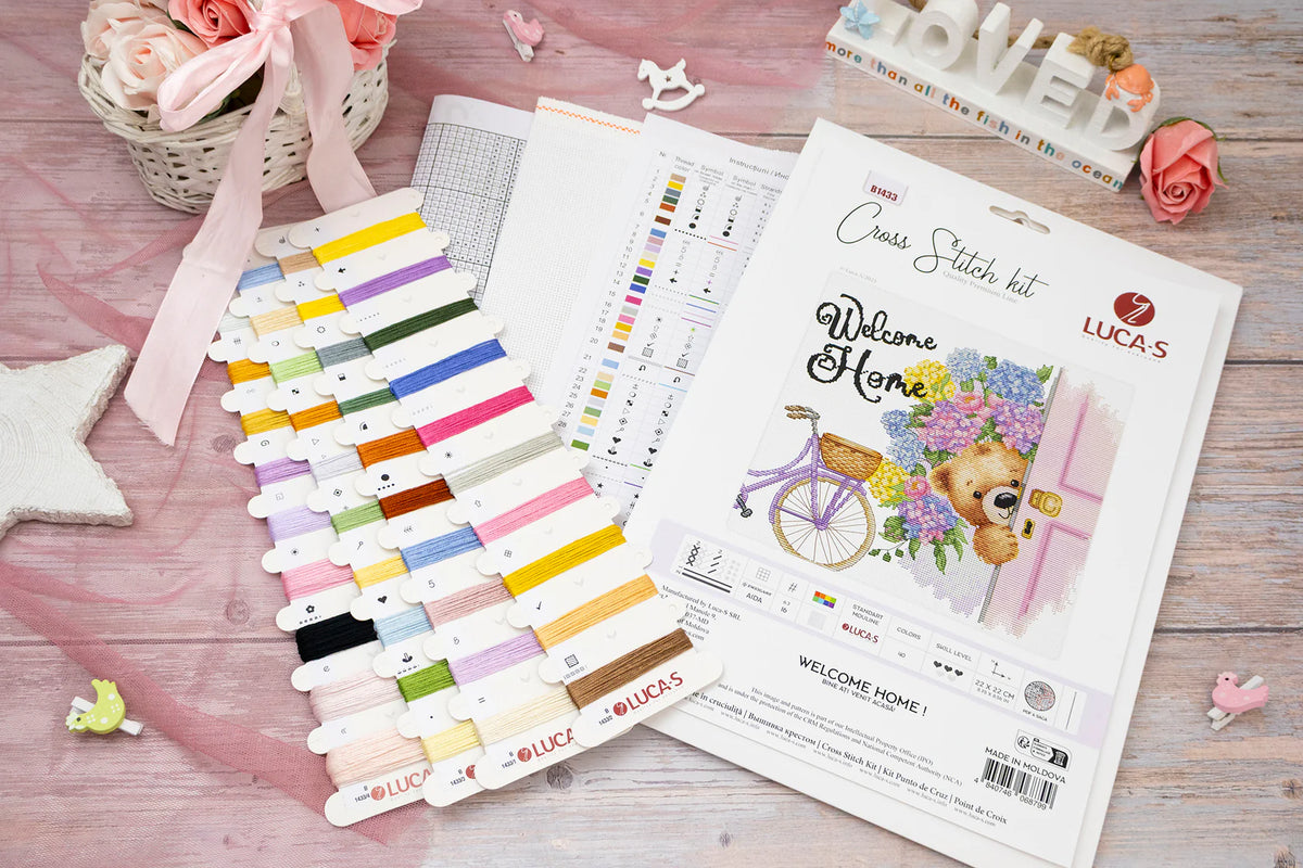 Luca-S B1433 – Welcome Home! | Cross stitch kit with teddy bear, flowers and bicycle