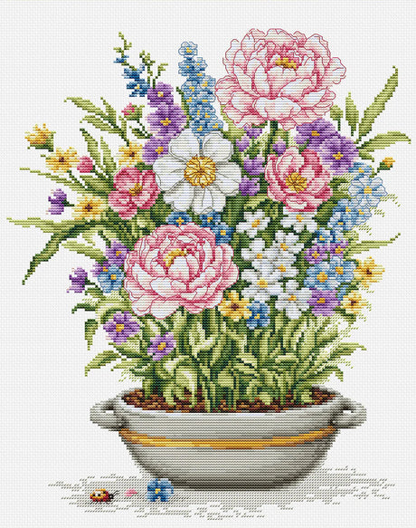 Kit de punto de cruz Luca-S B7061 A Dream Beneath The Petals con maceta blanca llena de peonías rosadas, flores blancas, azules y hojas verdes bordadas sobre Aida blanca.