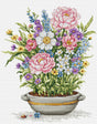Kit de punto de cruz Luca-S B7061 A Dream Beneath The Petals con maceta blanca llena de peonías rosadas, flores blancas, azules y hojas verdes bordadas sobre Aida blanca.