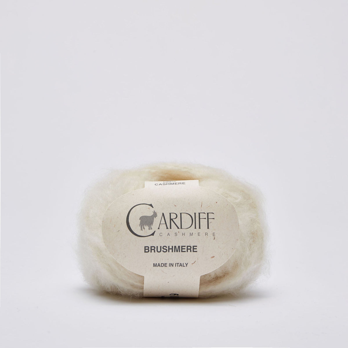 Ovillo de lana Cardiff Cashmere Brushmere color 101 White, lana bouclé cepillada de cachemira 100% suave y ligera para tejer accesorios y prendas de invierno.