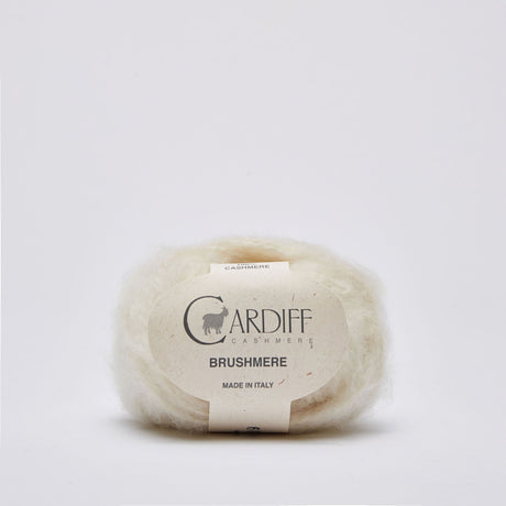 Ovillo de lana Cardiff Cashmere Brushmere color 101 White, lana bouclé cepillada de cachemira 100% suave y ligera para tejer accesorios y prendas de invierno.