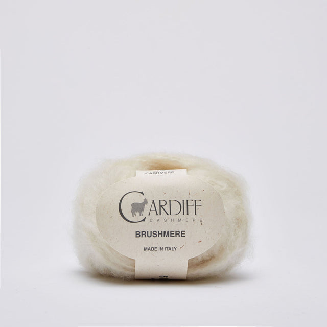 Ovillo de lana Cardiff Cashmere Brushmere color 101 White, lana bouclé cepillada de cachemira 100% suave y ligera para tejer accesorios y prendas de invierno.