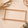 Bastidor rectangular de madera Easy Clip Frame 68 x 22 cm con barras y clips para sujetar tela de punto de cruz, tapicería o bordado contado.