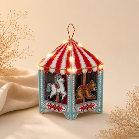Kit de punto de cruz PANNA Toy Carousel PIG-7354 con carrusel decorativo 3D bordado sobre canvas plástico transparente.