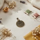 Cortahilos Colgante Clover 455: Versatilidad y Estilo en Oro Antiguo