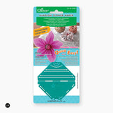 Gabarit Clover 8483 pour réaliser des fleurs Kanzashi en tissu rapidement et facilement
