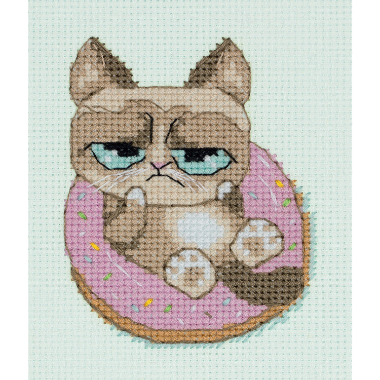Kit de punto de cruz KLART No molestar KL12-054 con gato gruñón tumbado sobre un donut rosa en tela Aida azul claro