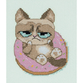 Kit de punto de cruz KLART No molestar KL12-054 con gato gruñón tumbado sobre un donut rosa en tela Aida azul claro