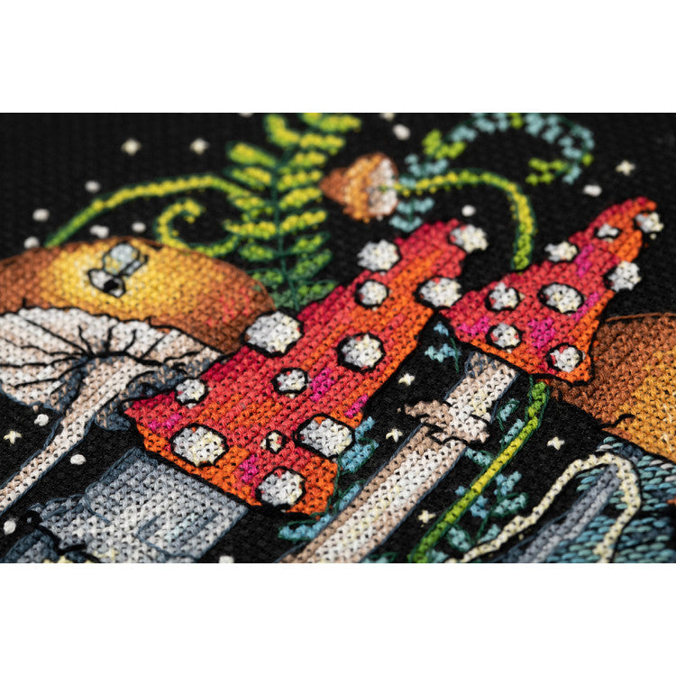 Kit de point de croix PANNA « Maison Champignon » PVS-7321 – Maison Champignon sur toile Aïda noire