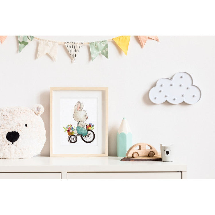 Kit de punto de cruz KLART “Conejito en bicicleta” KL8-521