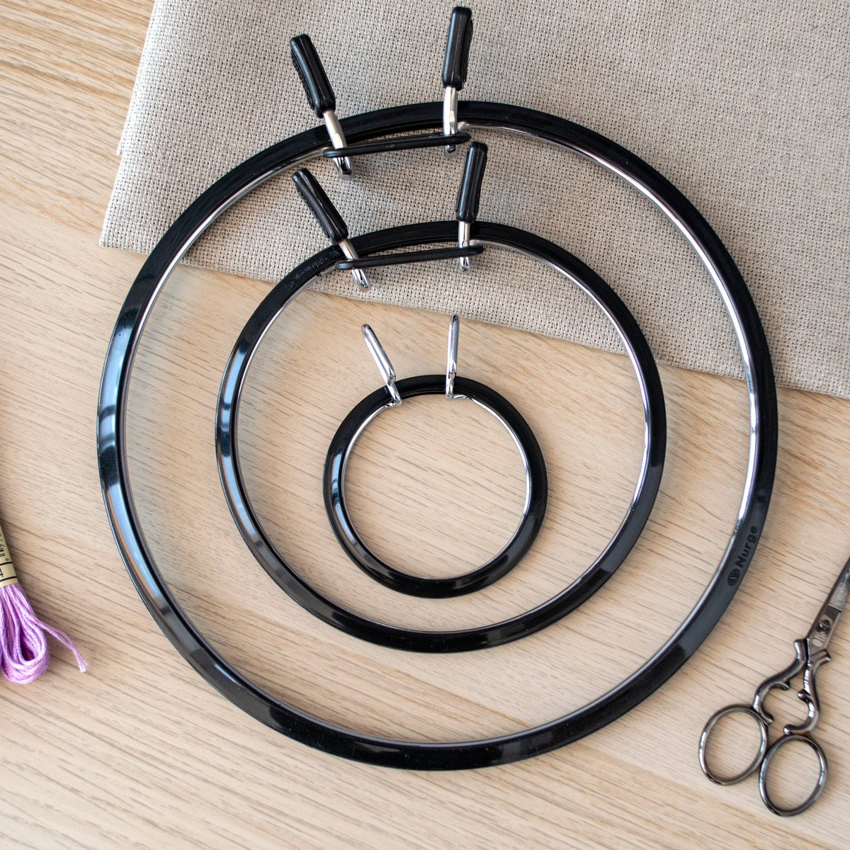 Bastidor Flexible Nurge en Negro: Tu Aliado Perfecto para Proyectos de Bordado a Mano
