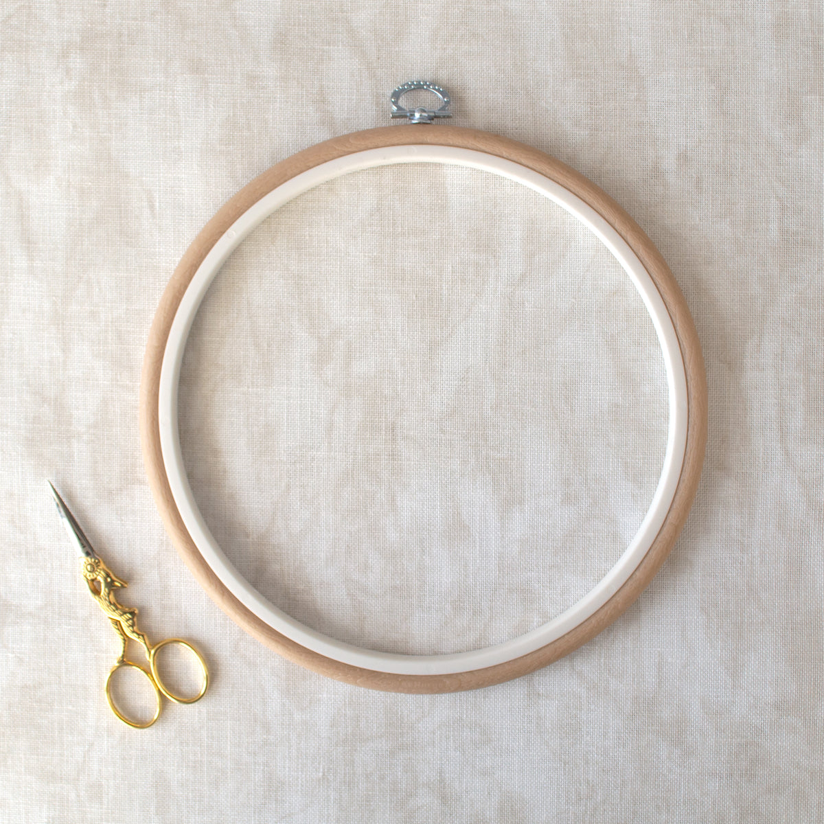 Bastidor-Marco Aro de Nurge en Beige: Un Toque Clásico para Tus Creaciones Bordadas