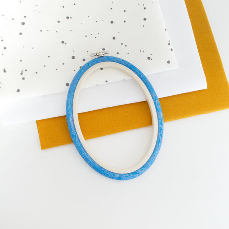 Bastidor-Marco Flexi Hoop Oval de Nurge: Azul Encantador para Realzar y Exhibir tus Bordados