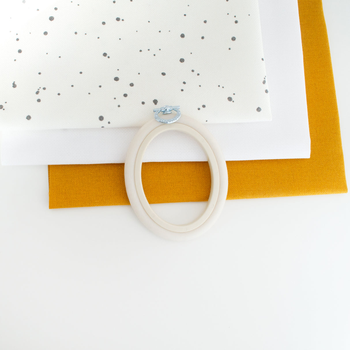 Bastidor-Marco Flexi Hoop Oval de Nurge: Elegancia y Funcionalidad en Blanco para tus Bordados