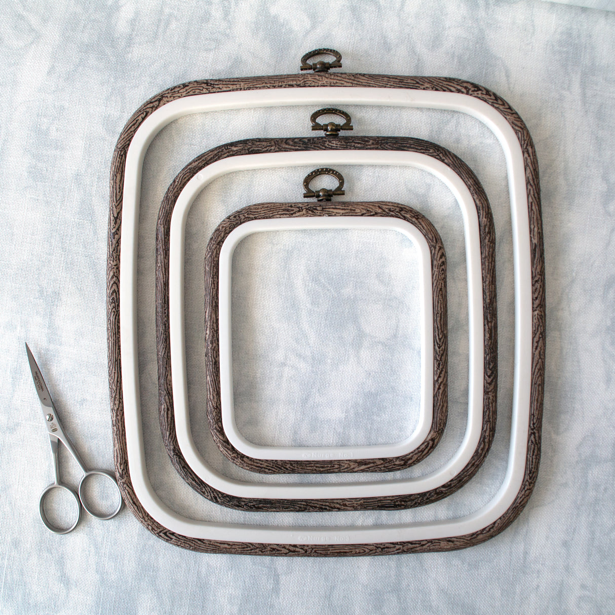 Cadre carré Nurge Flexi Hoop : élégance et fonctionnalité en couleur marron foncé