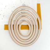 Bastidor-Marco Flexi Hoop Oval de Nurge: Tu Compañero de Bordado en Elegante Beige