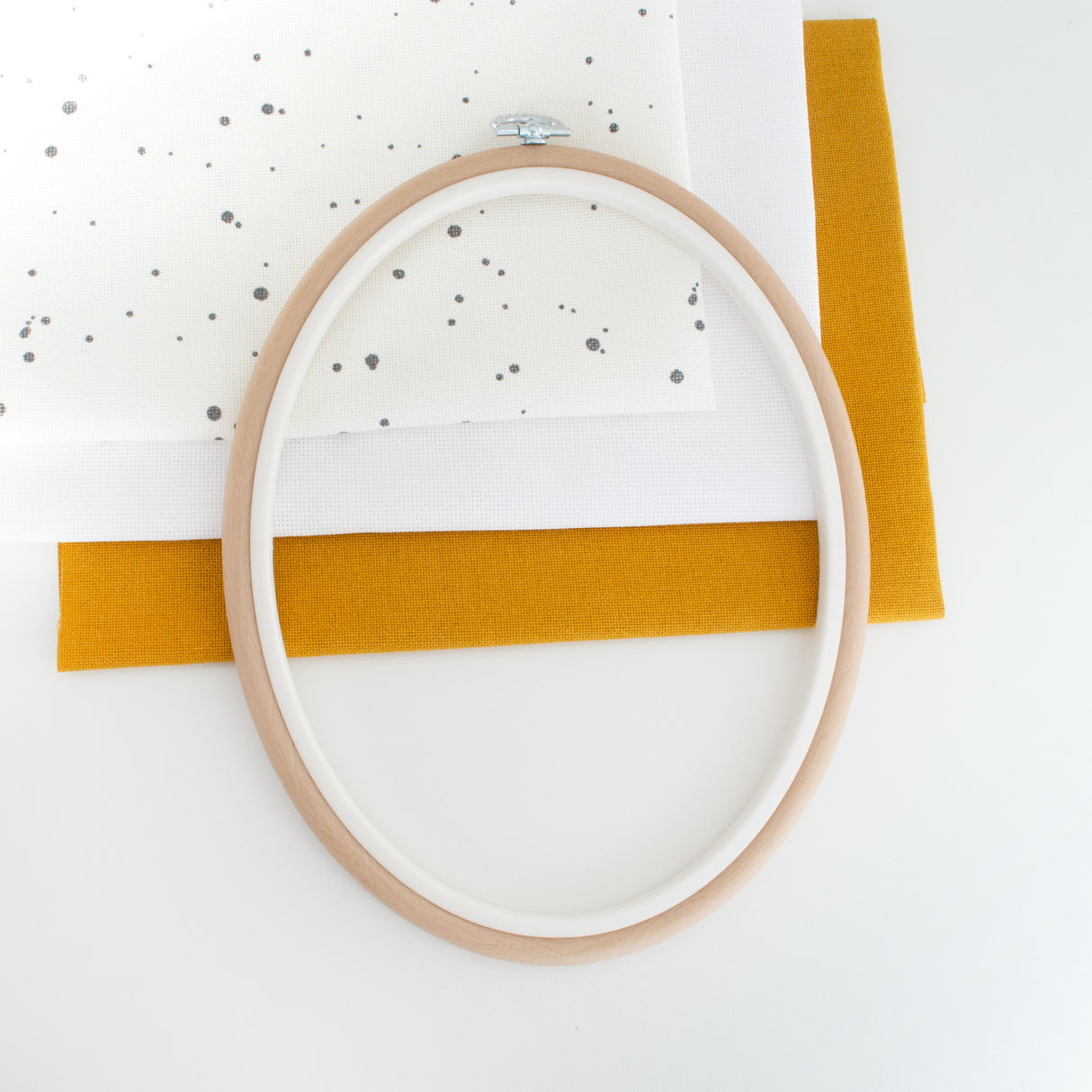 Bastidor-Marco Flexi Hoop Oval de Nurge: Tu Compañero de Bordado en Elegante Beige